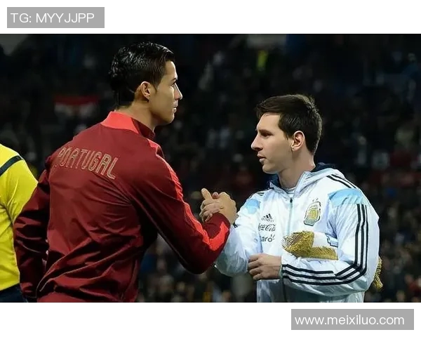 足球明星与女友甜蜜同框球场瞬间展现爱情与激情的完美结合 足球明星与女友甜蜜同框球场瞬间展现爱情与激情的完美结合